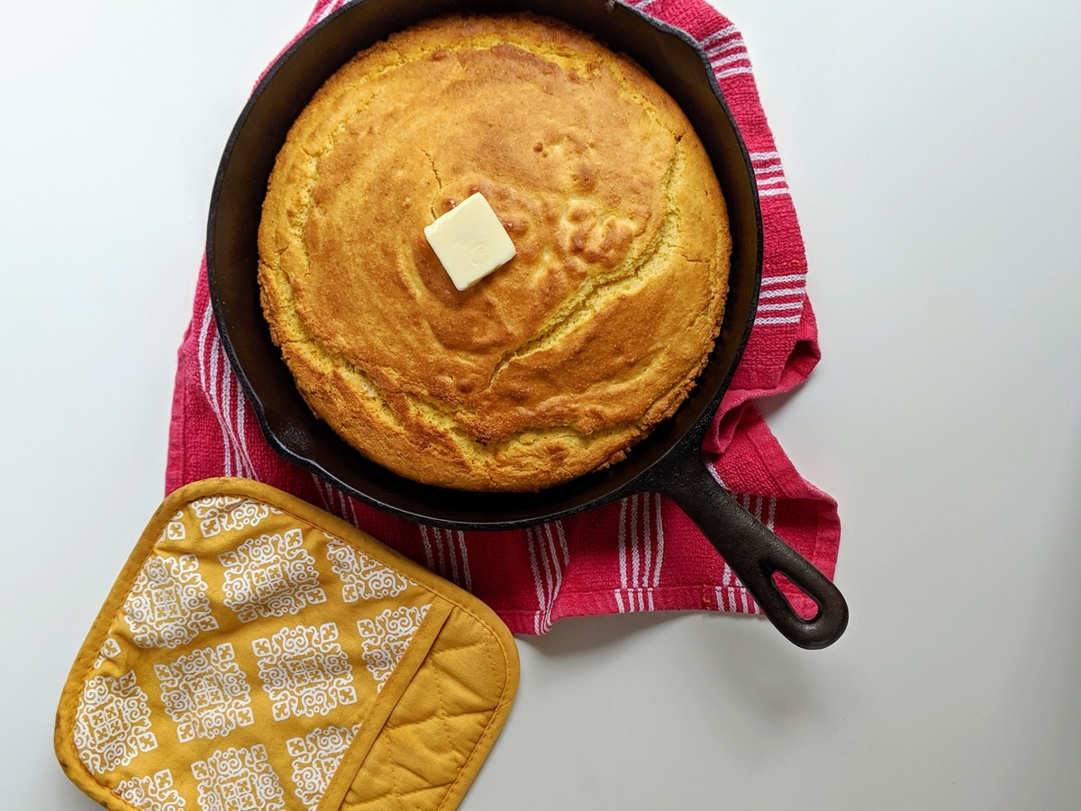 When it's chili season, you break out the cornbread pan. : r/castiron