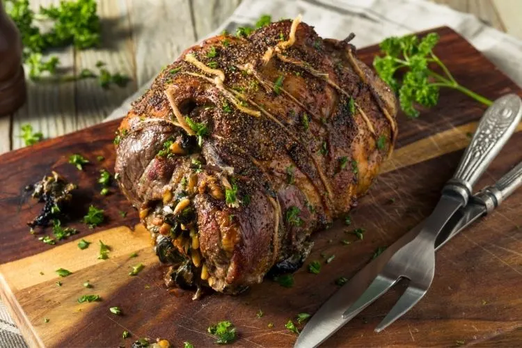  asado de cordero deshuesado en tabla de cortar